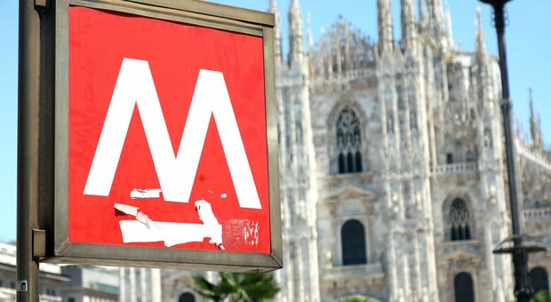 Milano, metro M1 rossa bloccata: una persona cammina in galleria. Stop tra Palestro e Villa San Giovanni