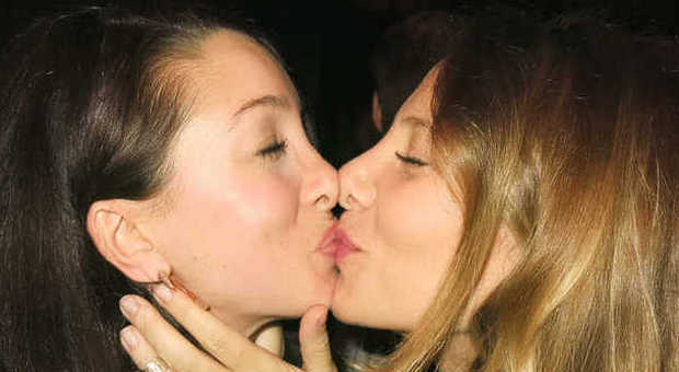 Napoli. La festa del bacio tra lipstick hot e rossetti da star | Foto