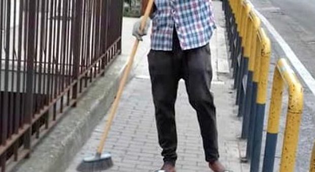 Migrante nigeriano pulisce il marciapiede e viene multato