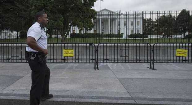 Usa, nuova gaffe del Secret Service: uomo armato con precedenti penali prende l'ascensore con Obama