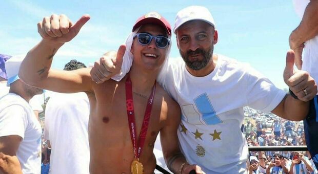 Paulo Dybala festeggia il titolo mondiale con l'ex giallorosso Walter Samuel, ora nello staff di Scaloni