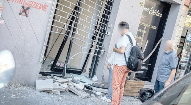 Bomba carta esplode in un centro estetico a Centocelle, la titolare: «Si è rischiata una strage»