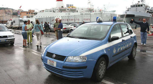 Ancona, trovati in possesso di eroina e mille euro: doppio arresto in porto