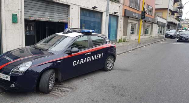 La madre sviene completamente ubriaca, i carabinieri giocano col figlioletto di 4 anni per distrarlo