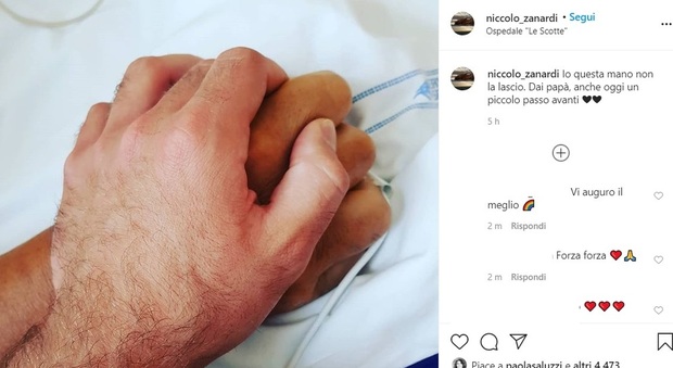 Zanardi, l'ultimo post del figlio Niccolò: «Io questa mano non la lascio. Dai papà, anche oggi un piccolo passo avanti»