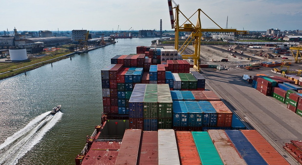 Tonnellate di rifiuti pericolosi imbarcati nel porto di Venezia e essere spediti in Camerun