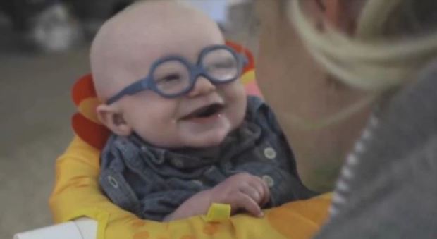 Il bimbo indossa i suoi primi occhiali e finalmente vede la mamma