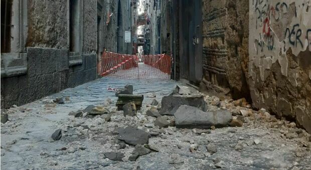Paura a Napoli: crolla pezzo di cornicione da un palazzo della Curia, nessun ferito
