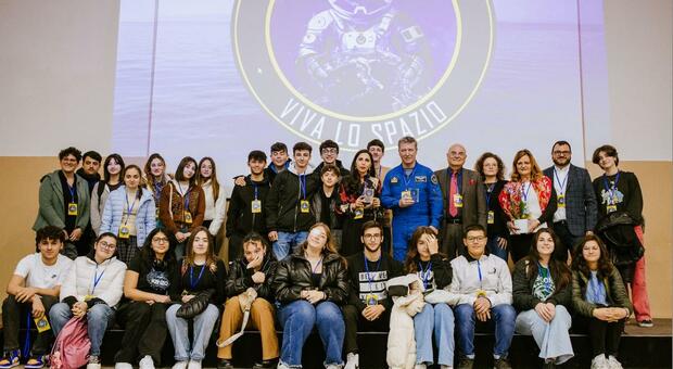 Gli studenti all'inaugurazione dello Space Village a Castellammare