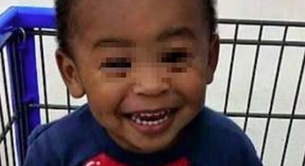 Usa, bimbo di 2 anni salva mamma e sorellina neonata dal rogo della casa: poi muore avvolto dalle fiamme