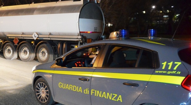 Roma, gasolio di contrabbando sequestrate tre cisterne: trasportavano 100mila litri