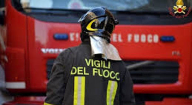 INCENDIO Frigorifero in fiamme all'alba: distrutti garage, tettoia, auto e roulotte (foto Ansa)