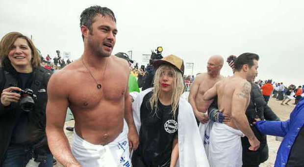 Lady Gaga, tuffo per beneficenza nel Lago Michigan: con lei anche il fidanzato Taylor Kinney