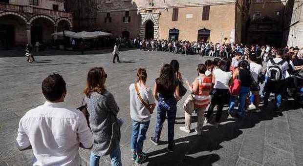 Perugia, tutti pazzi per Luisa Spagnoli in coda per ore per fare la comparsa