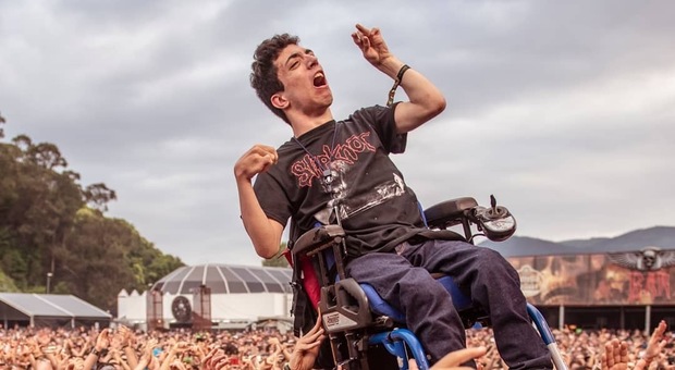 Ragazzo disabile sollevato in aria dal pubblico al concerto: la foto è virale