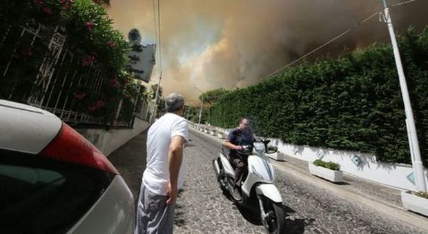 Incendi sul Vesuvio, Federalberghi: «In fiamme il futuro turistico dell’area»