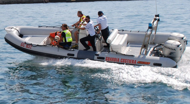 Raffiche di Bora, catamarano si rovescia: diportisti tratti in salvo