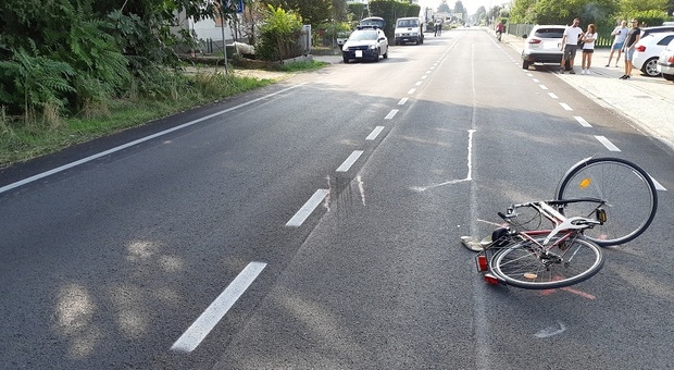 Tampona donna in bicicletta: rovina sull'asfalto, d'urgenza in ospedale