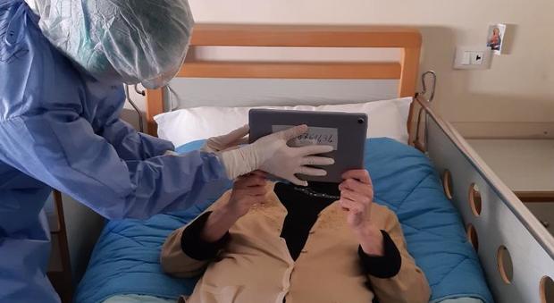 Rieti, coronavirus, gli ospiti del Covid Santa Lucia comunicano con i familiari tramite tablet