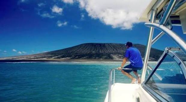 La nuova isola vulcanica è emersa dall'oceano Pacifico nello stato-arcipelago di Tonga (Facebook)