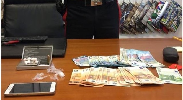 Pesaro, in casa cocaina, tanti soldi ed un proiettile: arrestato spacciatore