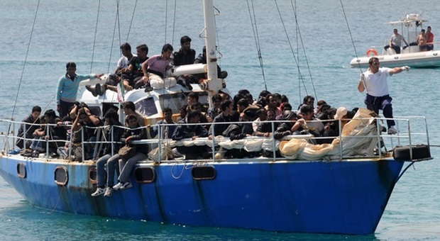 Migranti, 64 sbarcano a Crotone: ok del Viminale per le condizioni meteo avverse