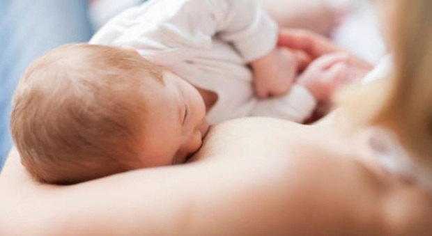 Vaccino in allattamento, lo studio: nessuna traccia rilevata nel latte materno con Pfizer e Moderna