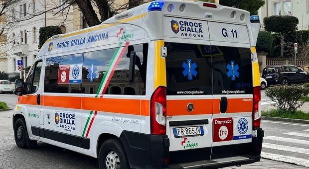 Ancona, cade con lo scooter nella strada verso il mare: paura per una 30enne in scooter