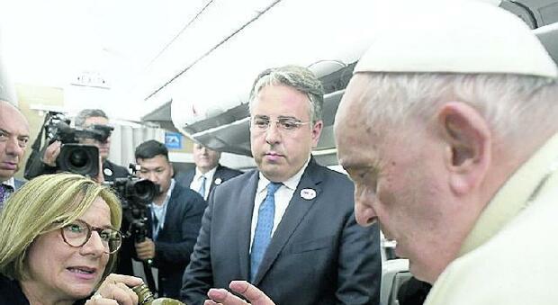 Papa Francesco sull'aereo diretto in Mongolia con la giornalista spagnola Eva Fernandez