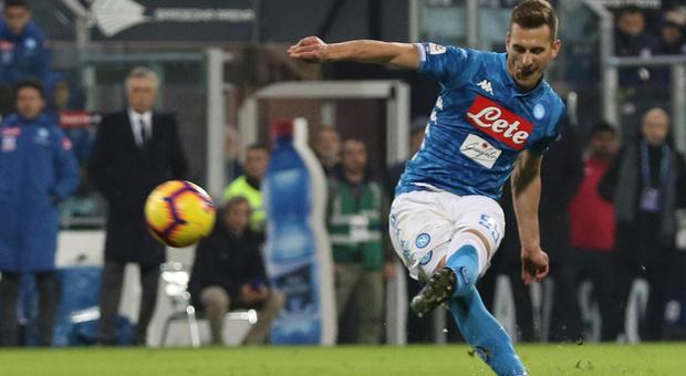 Una punizione di Milik fa sorridere Ancelotti: il Napoli supera il Cagliari 1-0