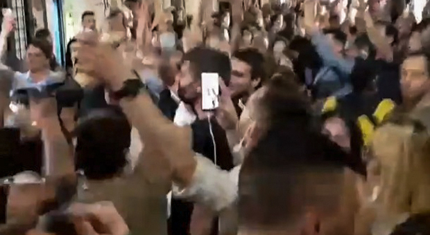 Movida illegale, a Trastevere si balla per strada: e scoppia anche una rissa