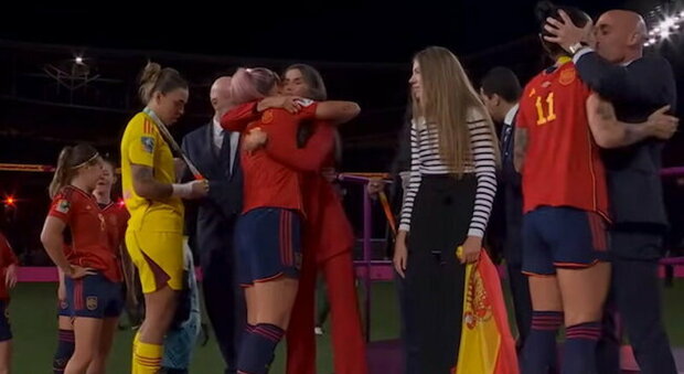 Mondiali alla Spagna, presidente Federcalcio bacia giocatrice e scoppia la bufera: «Deve dimettersi», ma lui chiede scusa