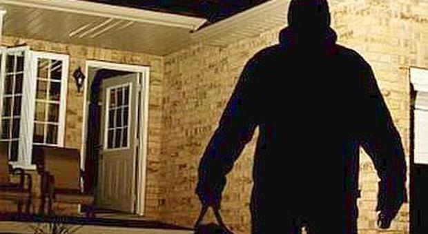 Assalto dei ladri: per entrare sfondano la porta di casa a calci
