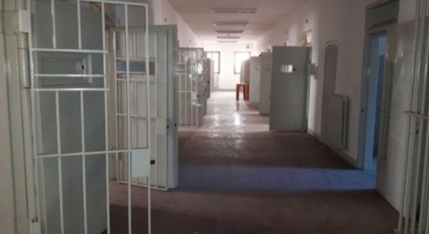 Giovane detenuto tenta il suicidio in cella: salvato in extremis dalla guardia