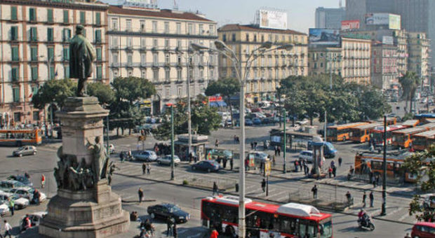 Napoli: in piazza Garibaldi armato di coltello, 17enne bloccato dalla polizia