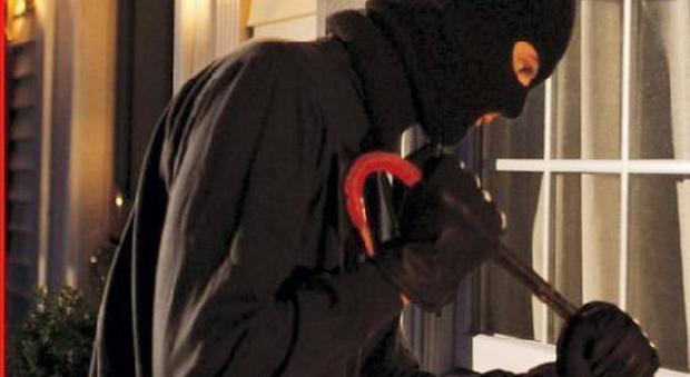 Sabato fuori casa, ladri scatenati: furti a raffica forzando gli infissi