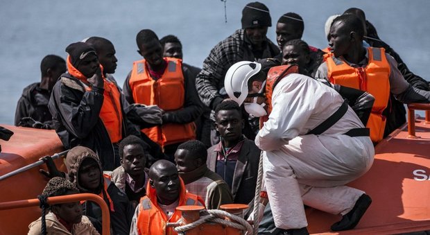 Migranti, Frontex apre alla revisione delle operazioni Triton: «Più sostegno all'Italia»
