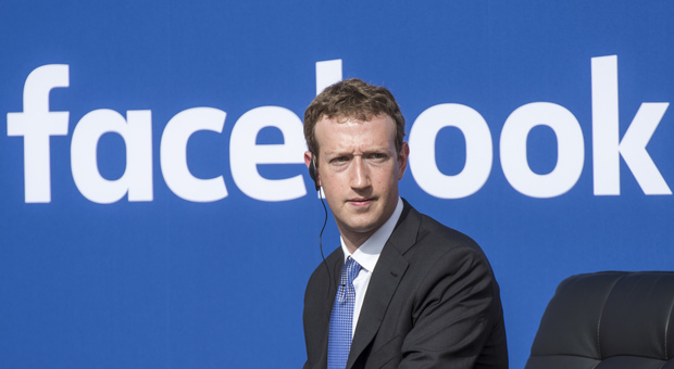 Revenge porn, donna vittima dell'ex compagno denuncia Zuckerberg: «Facebook non oscura finto profilo»