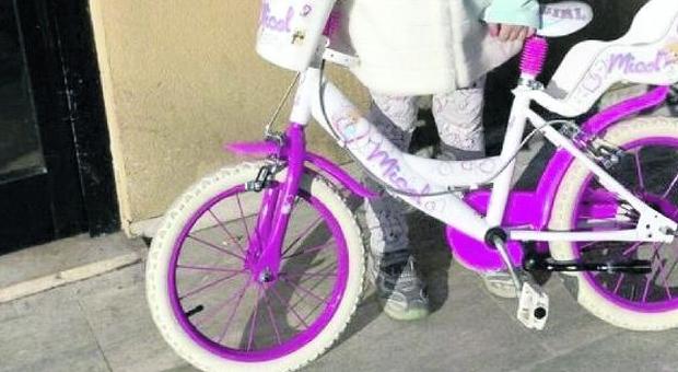 «Hanno rubato la bici e la bambola di nostra figlia: ridatecele»