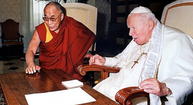 Papa Francesco, nuovo schiaffo al Dalai Lama: snobbato al vertice inter-religioso sul clima