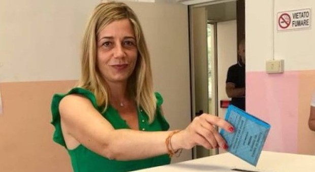 Sarzana al centrodestra per la prima volta: caroselli in città per il neo-sindaco Cristina Ponzenelli