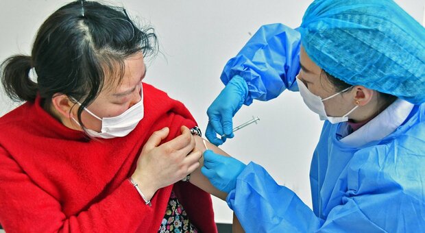 Vaccini, dubbi su quello cinese SinoVac: efficace fino al 91% in Turchia, solo al 50% in Brasile