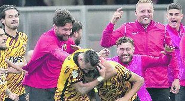 Benevento, i festeggiamenti al Vigorito per il gol di Improta