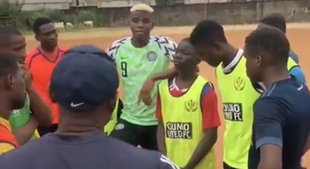 Osimhen è ancora in Nigeria: lezione agli aspiranti calciatori