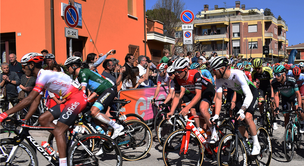 La partenza di una tappa della Tirreno-Adriatico dell'anno scorso nelle Marche
