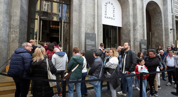 La folla alle Galleria d'Italia nel Banco di Napoli