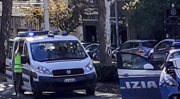 Incidente fra una volante della Polizia e il tram n. 8 Circonvallazione Gianicolense altezza civico 101.
