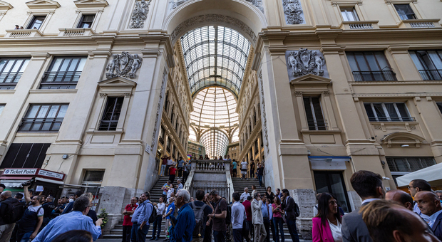 Galleria Umberto di Napoli, la mossa dei privati: «Pronti a pagare i lavori»