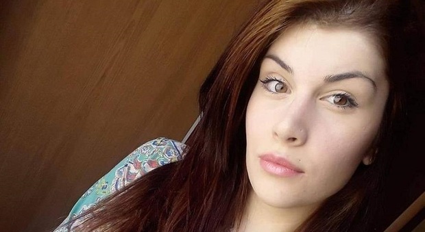 Alessandra, uccisa a 25 anni: ergastolo all'ex marito. «Chiuse il figlio in bagno, poi la massacrò a coltellate»