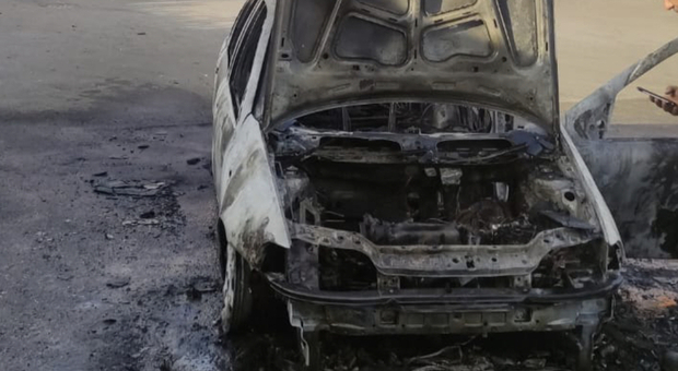 L’auto che ha preso fuoco nell’area di servizio a Ruffano